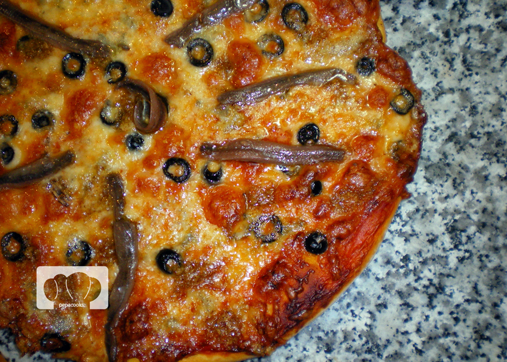 pizza de anchoas con salsa de nueces y gorgonzola